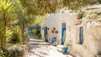 El pueblo que tiene casas excavadas en la montaña de hace siglos y un valioso patrimonio hidráulico junto al río Segura