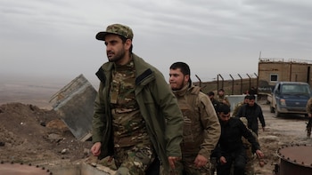 Un policía muerto en un