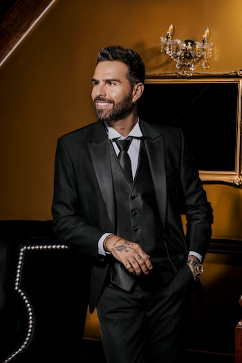 Mario Lora, cantautor santandereano con más de 15 años de carrera, ha compartido escenario con Maluma, Sebastián Yatra, Juanes y Alex Ubago.