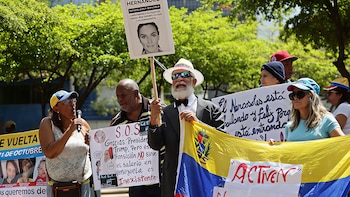 “No nos vamos”: familiares de presos políticos resisten presiones frente a la Embajada de EEUU en Caracas