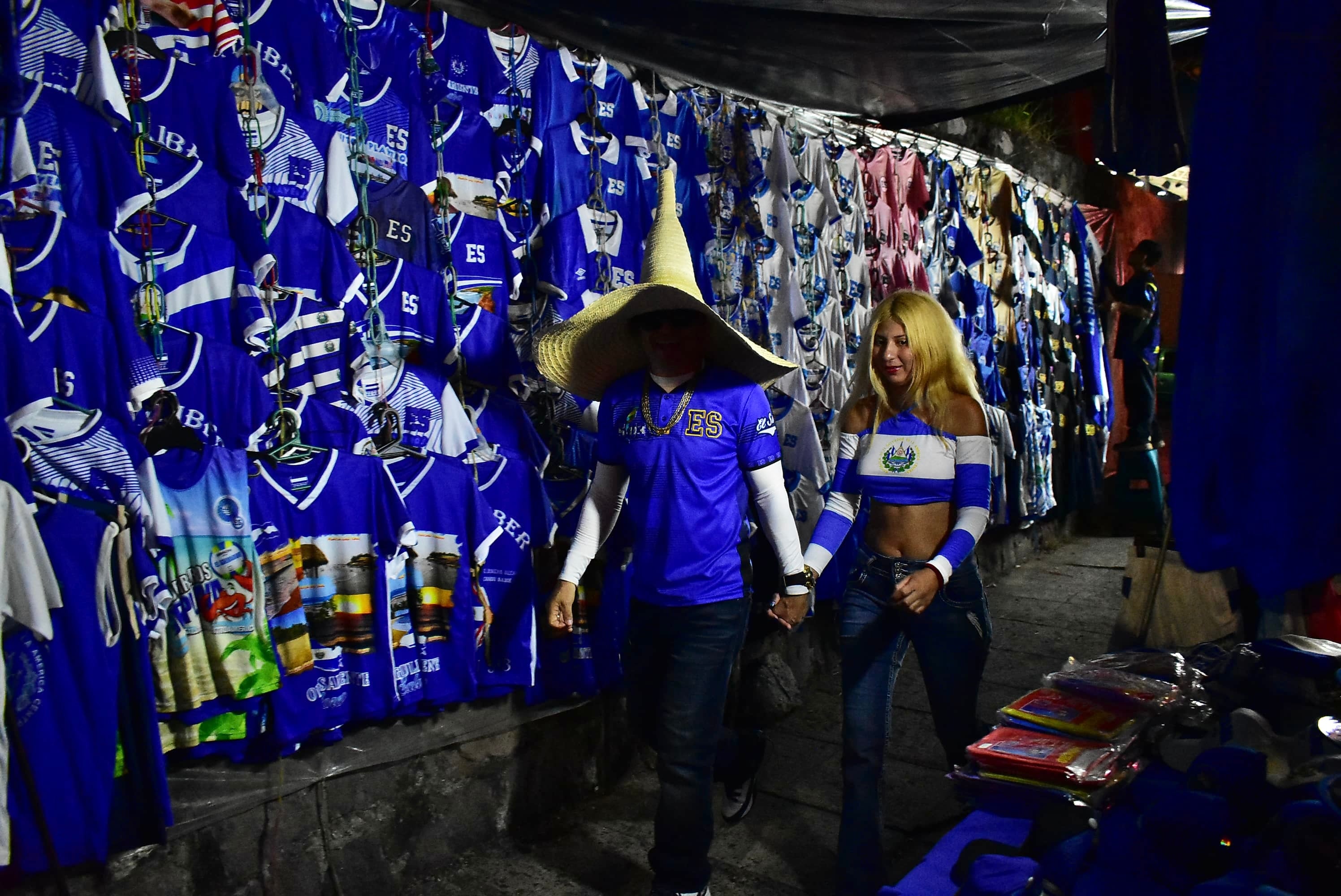 En las afueras del estadio hay puestos con camisas y varios artículos de la selección y El Salvador. (Infobae Centroamérica/Emerson Del Cid)