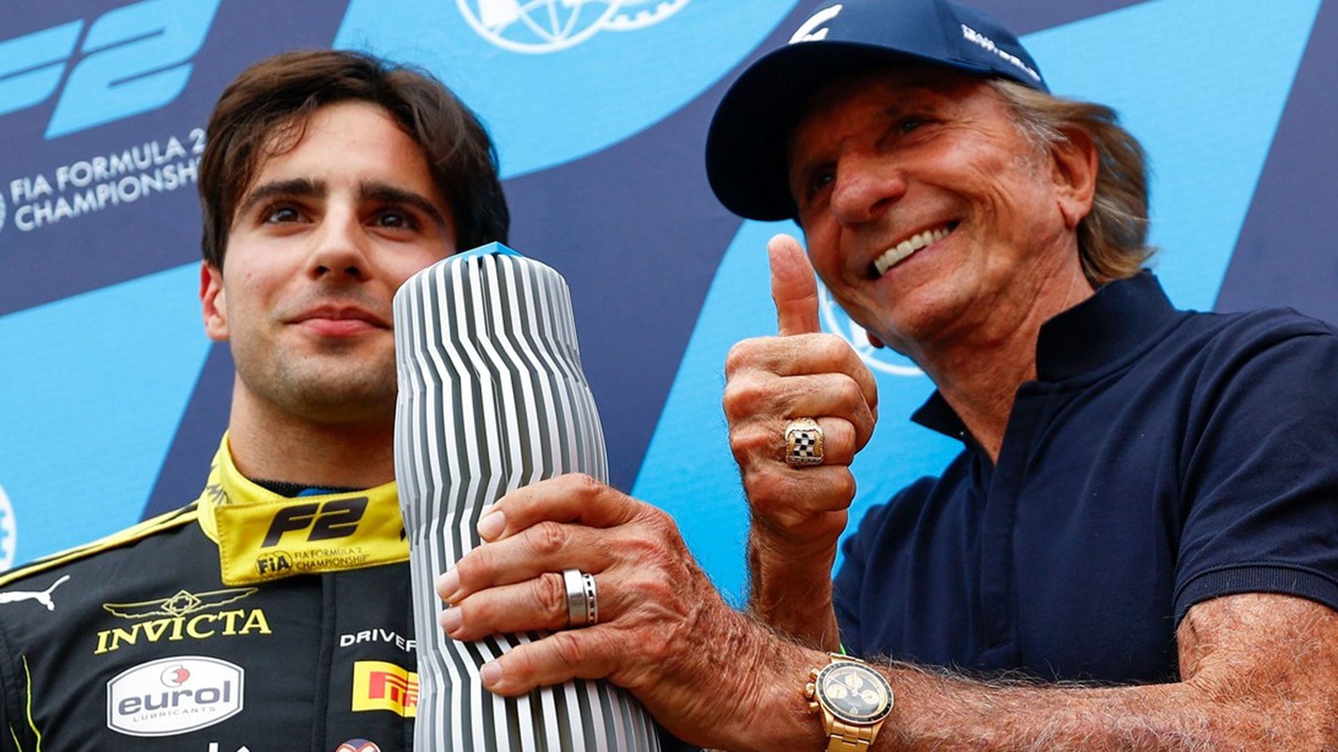 Rafael Cámara celebra en el podio con una leyenda del automovilismo brasileño, Emerson Fittipaldi, bicampeón de F1 (rafaccamara88)