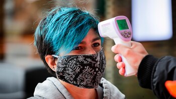 Un trabajador toma la temperatura