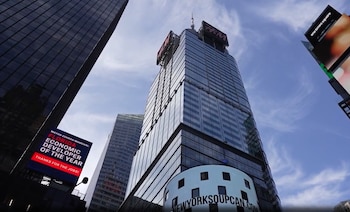 El cartel digital en Broadway y la calle 43 Oeste forma parte de Free Enterprise Florida, una iniciativa en defensa del libre mercado frente a la intervención estatal (Captura Fox News)