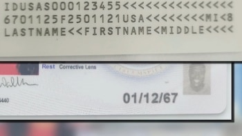 Primer plano de un documento de identidad que muestra código mecanizable, la fecha 01/12/67 y el retrato impreso de un hombre sonriente