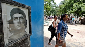 Dos mujeres caminan junto a