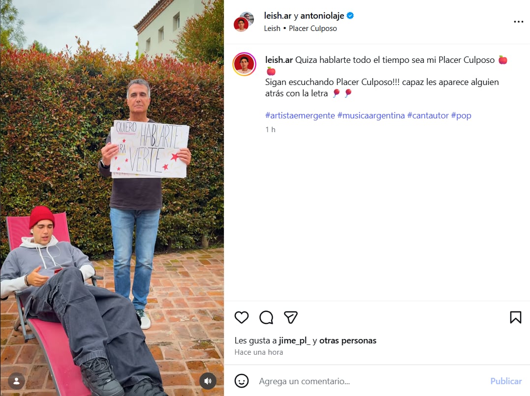 El video muestra al cantante Leish con auriculares mientras su padre sostiene carteles manuscritos con versos de la canción