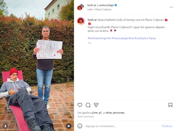 El video muestra al cantante Leish con auriculares mientras su padre sostiene carteles manuscritos con versos de la canción 'Placer Culposo'
