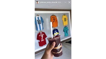 Farfán junto a camisetas como