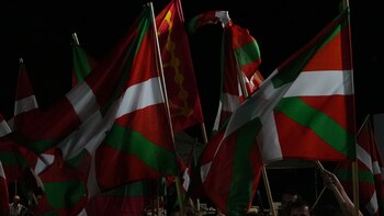 Varias ikurriñas en un acto