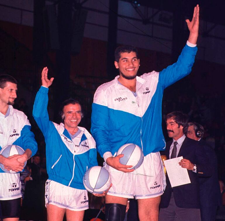 Jorge González al lado de Carlos Menem en un partido de básquet jugado cuando el riojano era presidente de la Nación