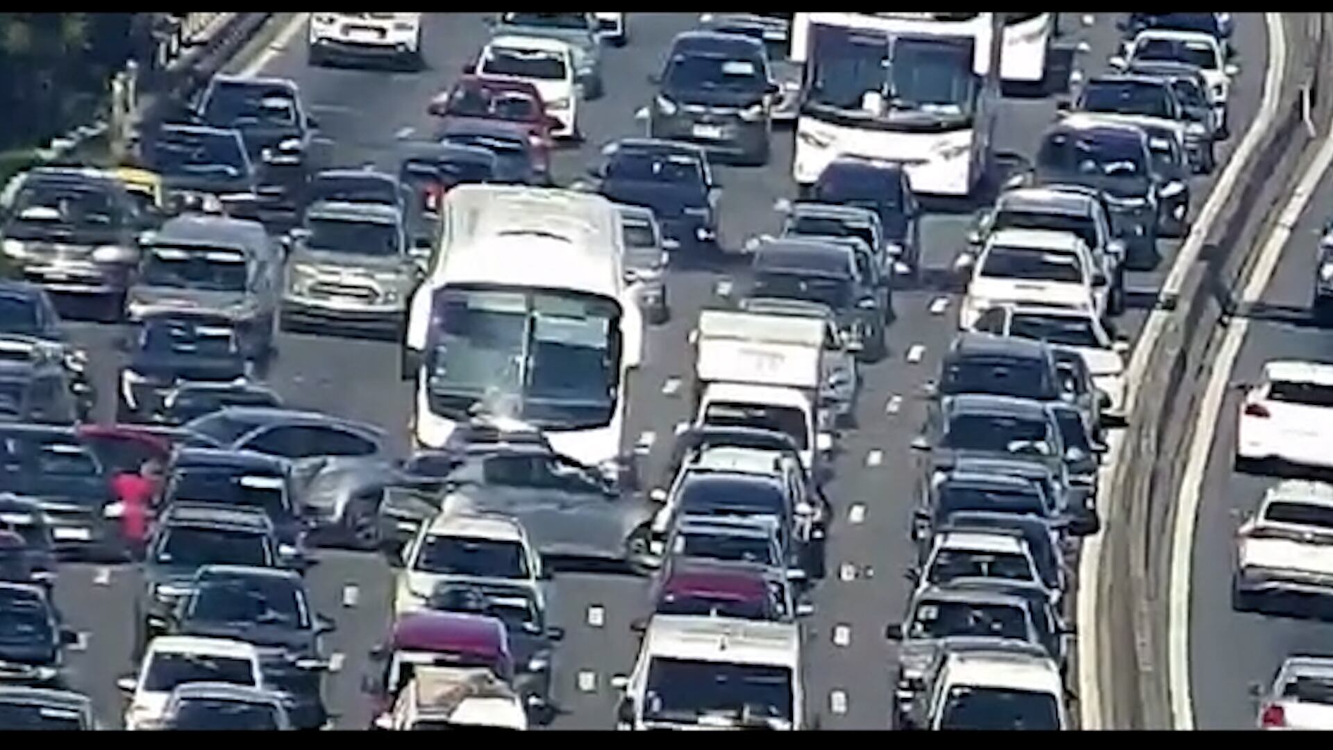 Un micro colisionó con varios vehículos.