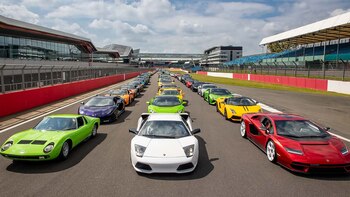Casi 400 Lamborghini juntos en el circuito inglés de Silverstone para festejar los 60 años de la marca