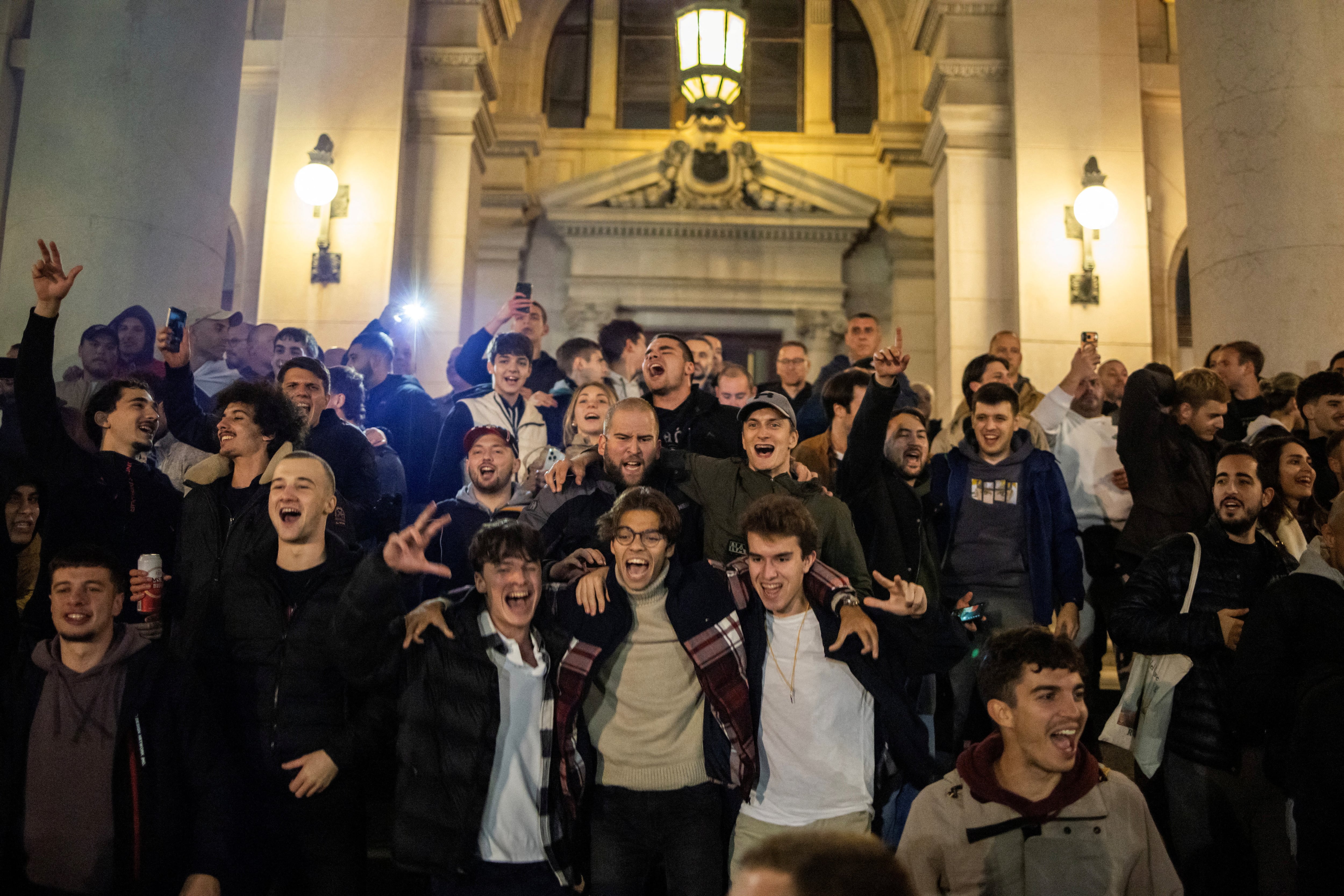 El escrutinio oficial asignó el 52,6 % de los votos y 140 escaños legislativos a la formación opositora frente a la coalición oficialista. (REUTERS/Marko Djurica)