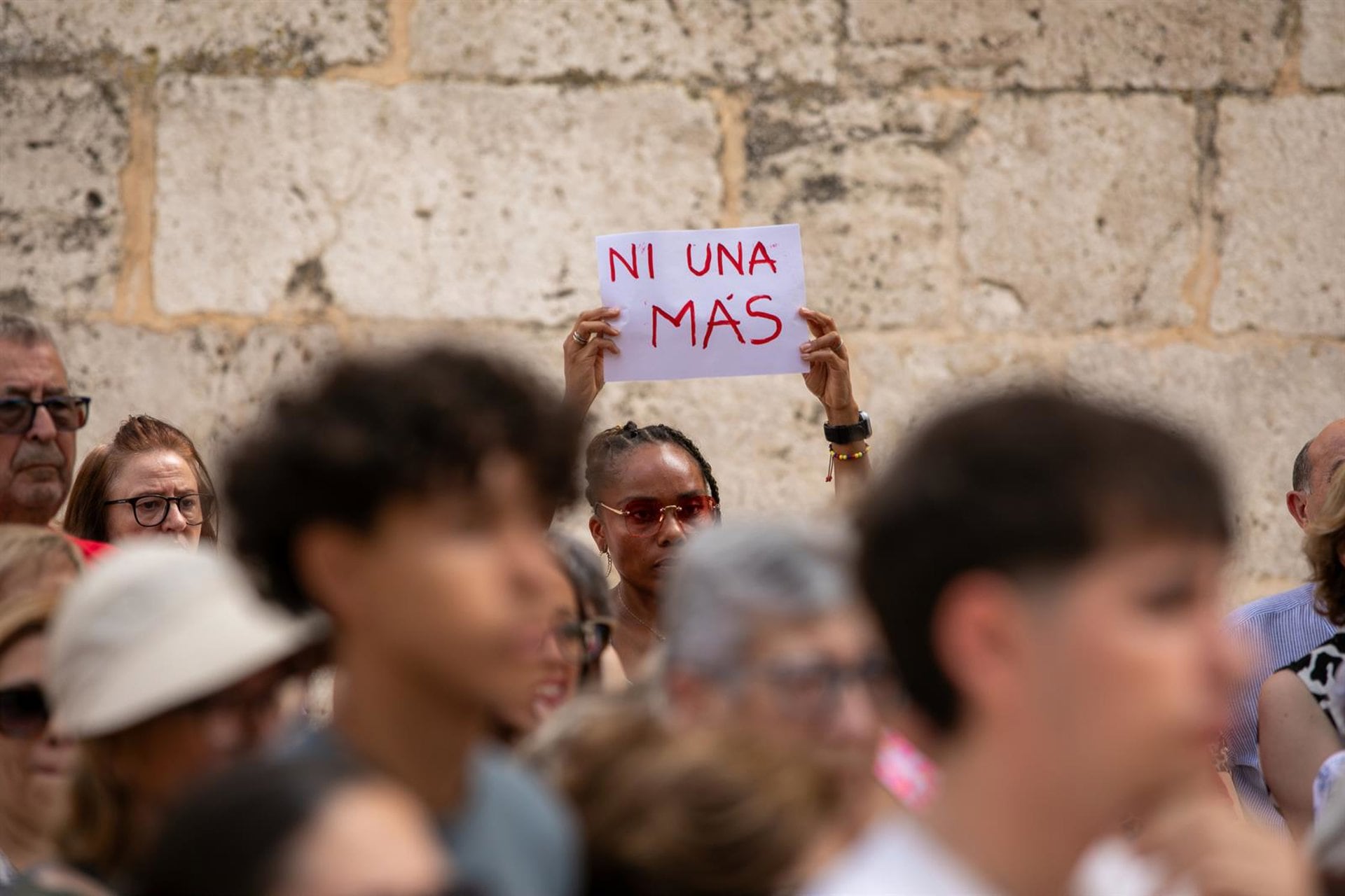 Una pancarta con el lema