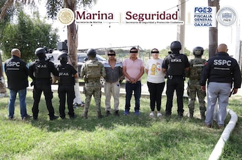 Marina, SSPC y Fiscalía de Oaxaca ejecutaron seis órdenes de cateo y detuvieron a tres presuntos integrantes de una célula delictiva. (Cortesía)