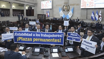 Diputados de oposición en Guatemala impulsan propuesta para trasladar personal temporal a plazas permanentes