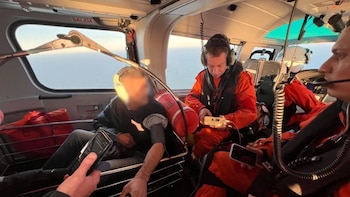 El megaoperativo de la Prefectura para rescatar a un marinero que tenía un dolor en el pecho y estaba en alta mar