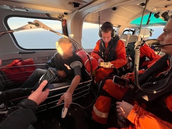 La Prefectura Naval Argentina coordinó el despliegue simultáneo de un helicóptero y un avión para asistir a un tripulante con un cuadro de dolor precordial en alta mar
