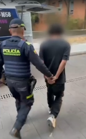 Las autoridades incautaron un arma traumática durante el procedimiento en Bogotá - crédito Mebog