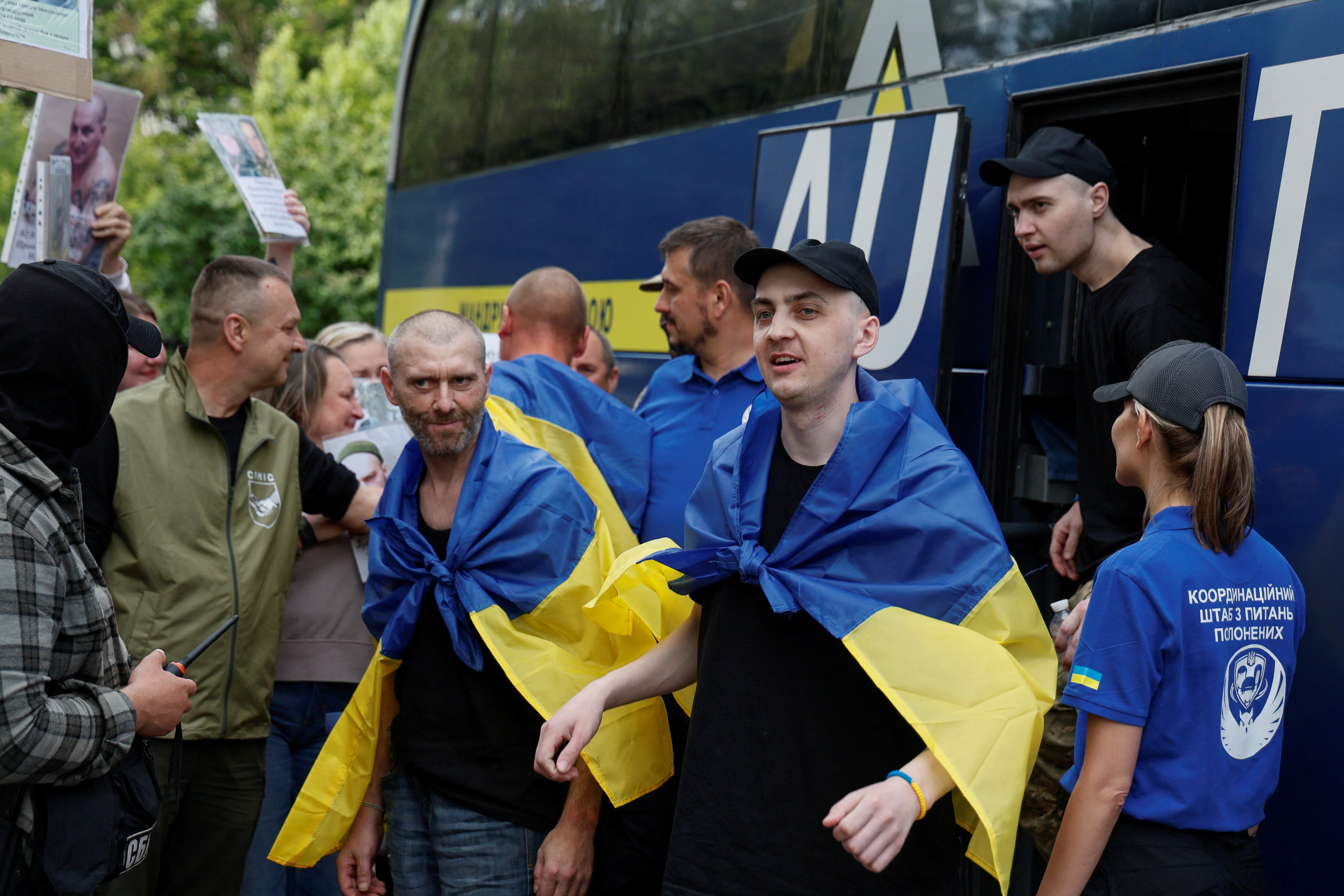 Soldados ucranianos llegan a su país tras un nuevo intercambio de prisioneros de guerra con Rusia (REUTERS/Maksym Kishka)