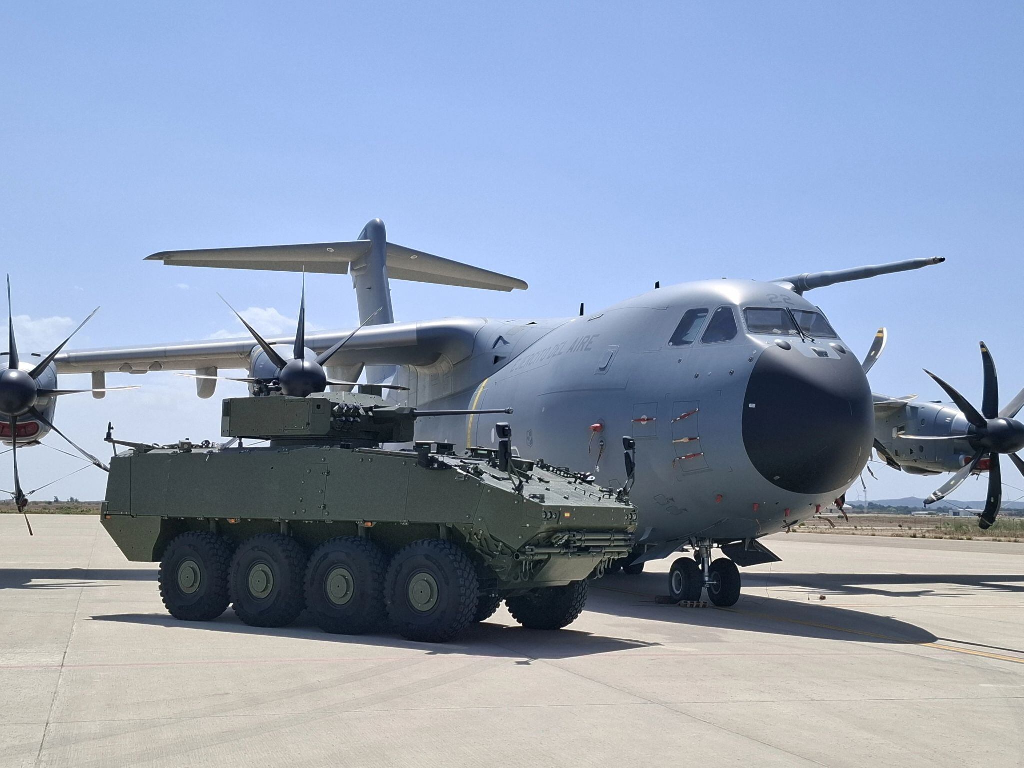Un vehículo 8x8 Dragón y un avión A400M (Tess Defence)