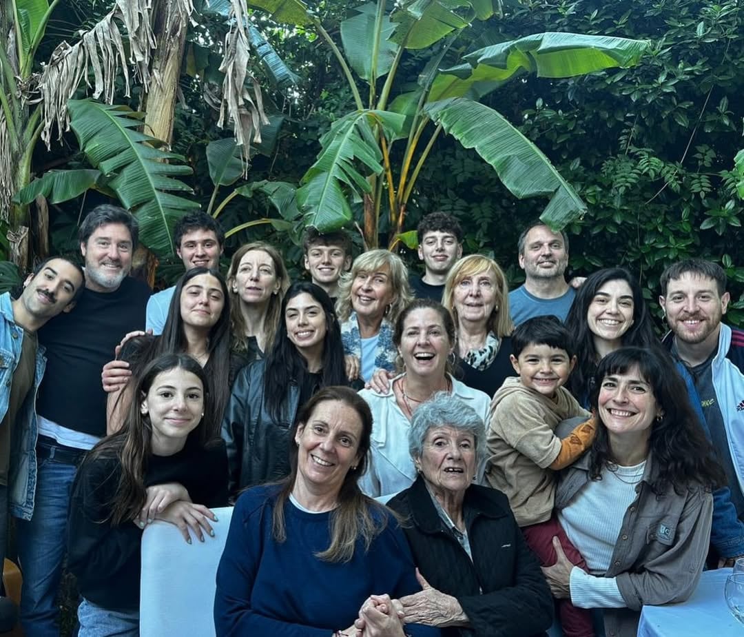 Georgina Barbarossa despidió a su cuñada Belchita con una foto de toda la familia