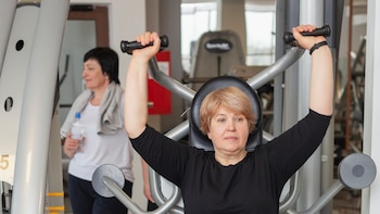 El ejercicio para eliminar las alas de murciélago, la flacidez que aparece en los brazos a partir de los 50 años