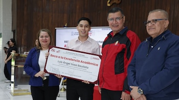 Recorrido visual por la entrega de becas remuneradas en la UES: el programa beneficia a estudiantes, incluidas personas con discapacidad en El Salvador