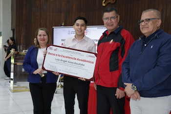 El rector Juan Rosa Quintanilla destacó la importancia de generar oportunidades para que todos los miembros de la comunidad universitaria puedan continuar sus estudios. (Foto: UES)