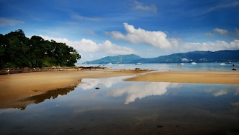 Phuket, en Tailandia, registra temperaturas del mar cercanas a 28 ℃ y puede alcanzar los 30 ℃ en ciertos meses del año (Wikimedia Commons)