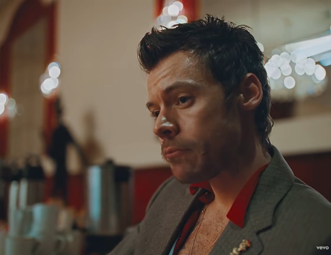 El video sitúa a Styles en una lección de baile de salón y finaliza con una fotografía grupal frente a un mural (Captura de video de Harry Styles - Coming Up Roses/ Youtube)