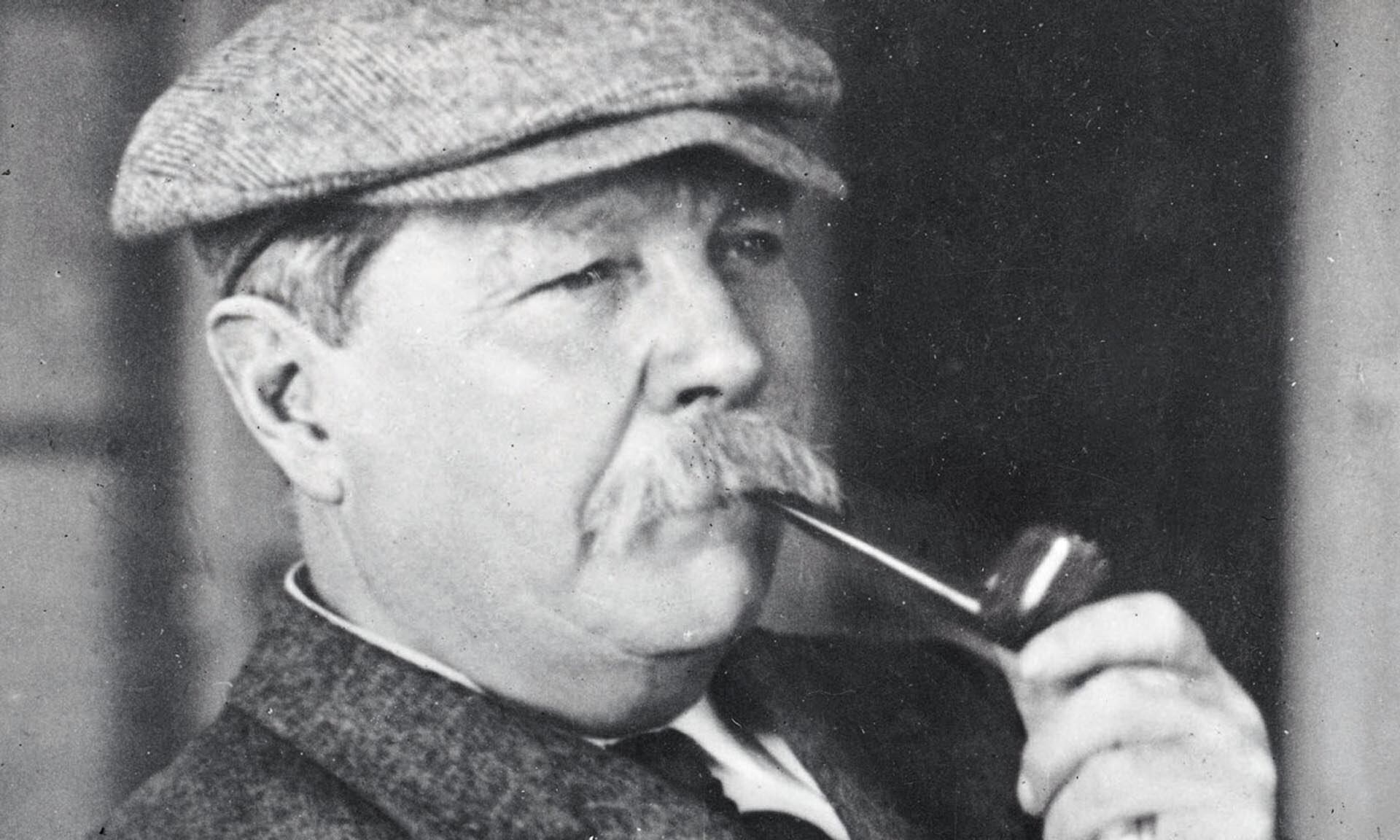 Oscar Slater fue condenado a muerte en 1909 por el asesinato de Marion Gilchrist en Glasgow, pero Arthur Conan Doyle logró su liberación tras casi dos décadas aplicando el método deductivo de Sherlock Holmes (Brittanica)