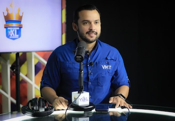 El viceministro de Transporte, Nelson Reyes, durante su entrevista en la emisora Radio YSKL, donde anunció la obligatoriedad de la revisión técnica vehicular para todo el transporte de carga (Cortesía: Secretaría de Prensa).
