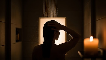 Ducha con luz tenue, ¿la