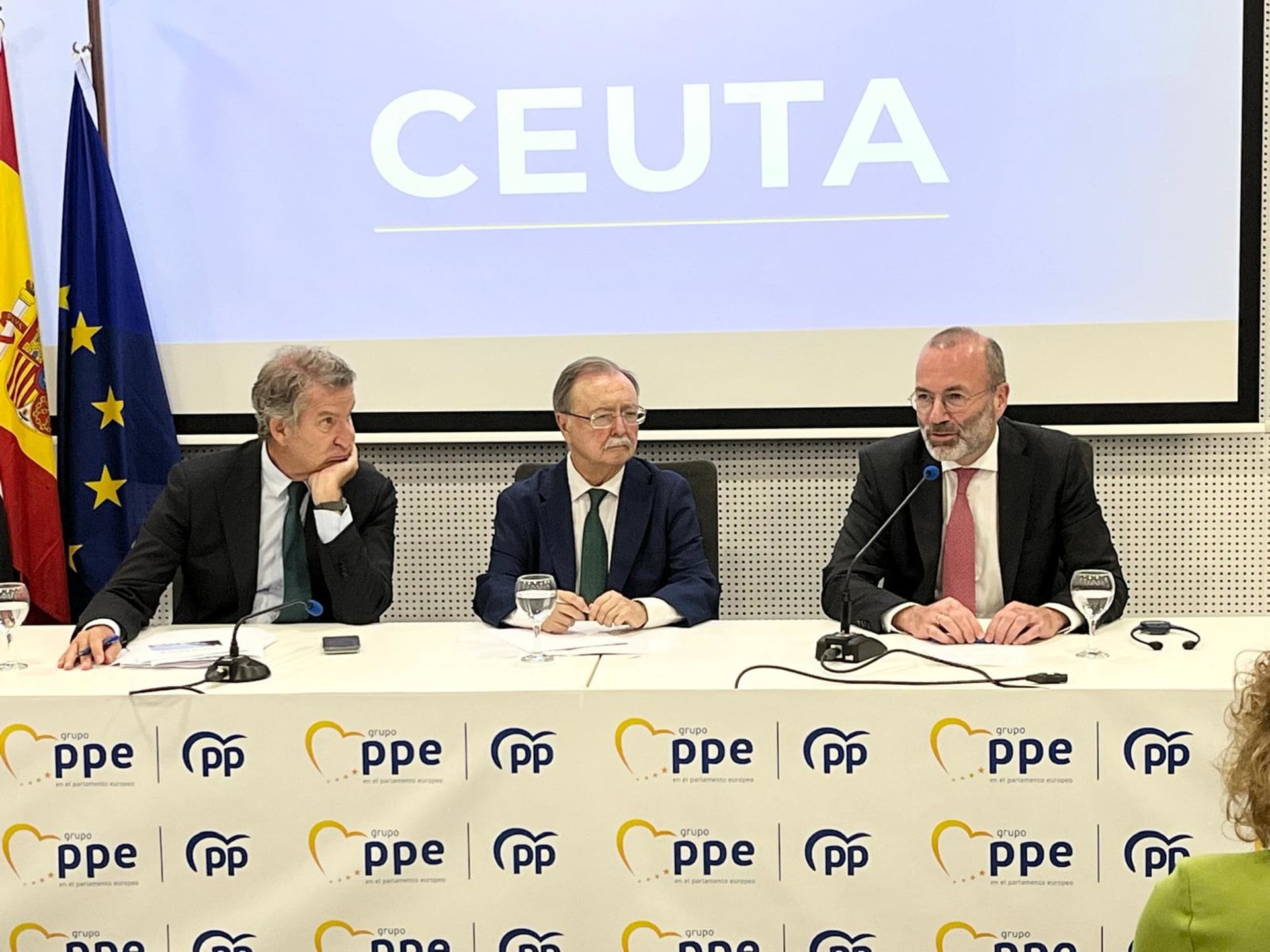 21/09/2026 (I-D) El presidente del Partido Popular, Alberto Núñez Feijóo; el presidente de la ciudad autónoma de Ceuta, Juan Jesús Vivas, y el presidente del EPP, Manfred Weber, durante una rueda de prensa, en la Biblioteca pública Adolfo Suárez, a 21 de septiembre de 2026, en Ceuta (España). Weber ha visitado la ciudad autónoma para mostrar el apoyo comunitario europeo a la crisis migratoria que afronta Ceuta desde el pasado mes de julio.
POLITICA
Gabriela Sardá Núñez - Europa Press