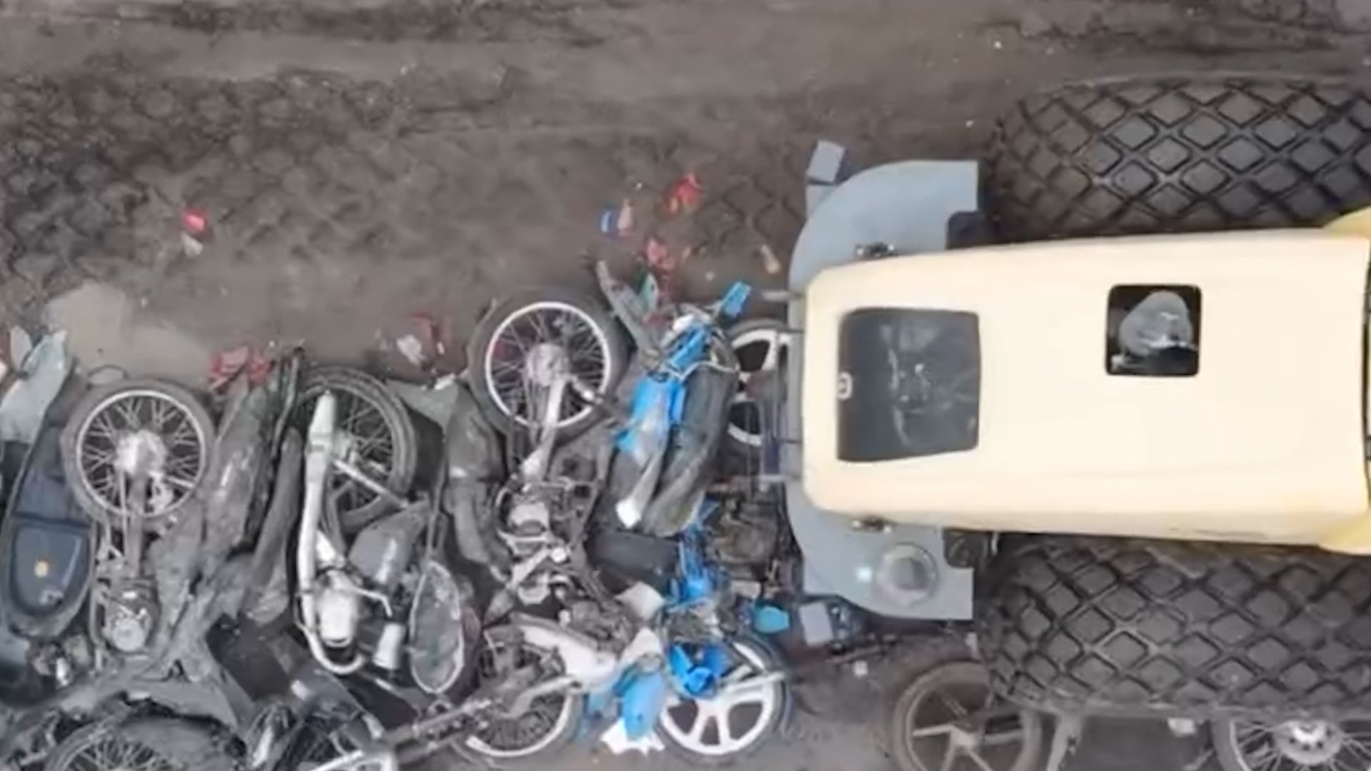 Passaglia compartió un video en el que se observa una máquina compactando un numeroso conjunto de motos