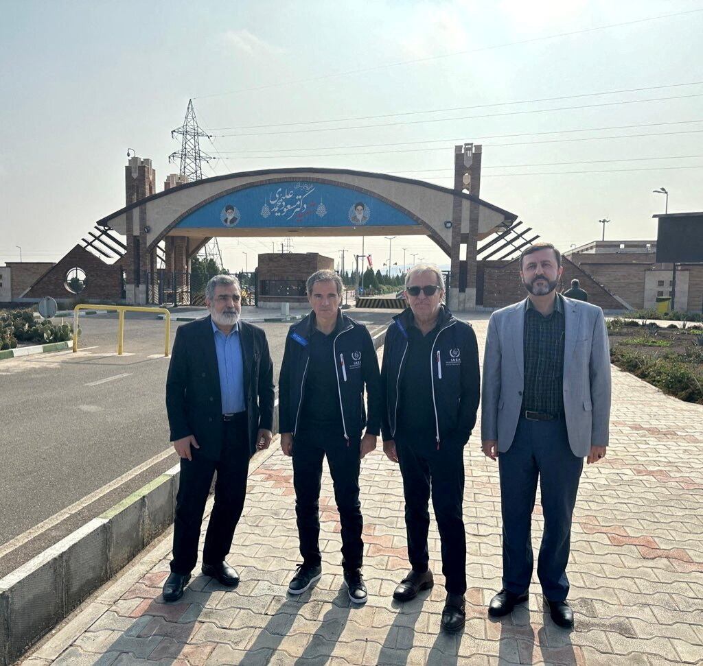 FOTO DE ARCHIVO: El director general de la Agencia Internacional de Energía Atómica (AIEA), Rafael Grossi, y el subdirector de la Organización de Energía Atómica de Irán, Behrouz Kamalvandi, posan frente a las instalaciones de Fordow, cerca de Qom, el 15 de noviembre de 2024 (Reuters)