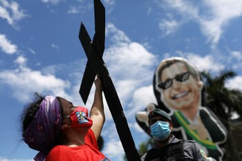 Manifestantes protestan contra Jair Bolsonaro