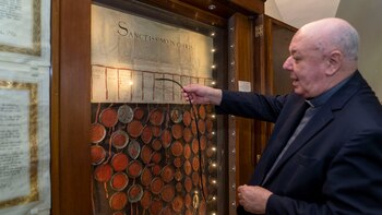 El obispo Sergio Pagano muestra