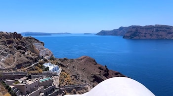 La arquitectura se basa en viviendas excavadas en toba volcánica, resistentes a los sismos y con climatización natural