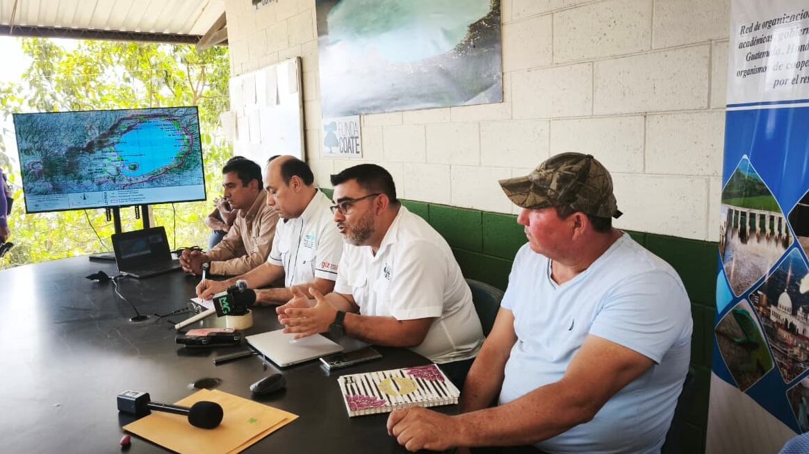 Organizaciones y ADESCOS exigen al MARN la publicación de estudios ambientales estatales previos a la aprobación de megaproyectos en la cuenca del lago Coatepeque. (Foto cortesía)