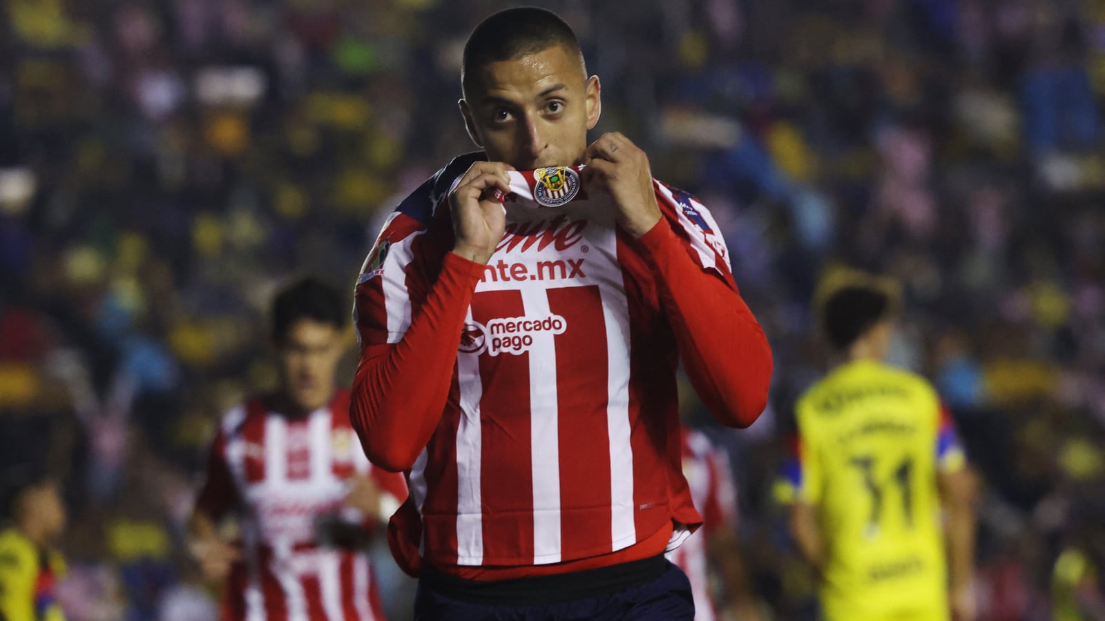 Así llegó el Piojo Alvarado al Estadio de Chivas con música de Justin Bieber