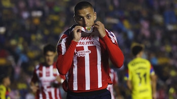 Así llegó el Piojo Alvarado al Estadio de Chivas con música de Justin Bieber