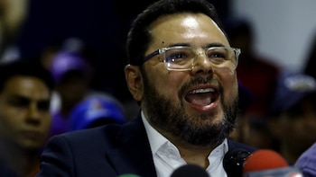 El Parlamento destituye al presidente de una comisión con EEUU por plantear la "dolarización" del país