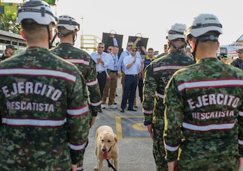 El Ejército Nacional de Colombia movilizó cinco pelotones especializados para atender la emergencia por el terremoto de magnitud 7,4 en Quibdó, Armenia, Pereira, Manizales y Cali - crédito MinDefensa