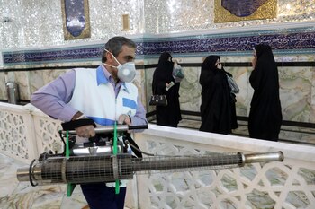 Un hombre desinfecta un templo