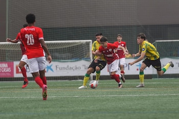 Sebastián Ortiz midiéndose contra Benfica