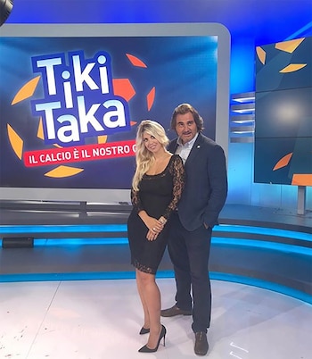 Entre paneles y sets: su rol como comentarista en Tiki-Taka y panelista en Grande Fratello VIP en Italia (Instagram)