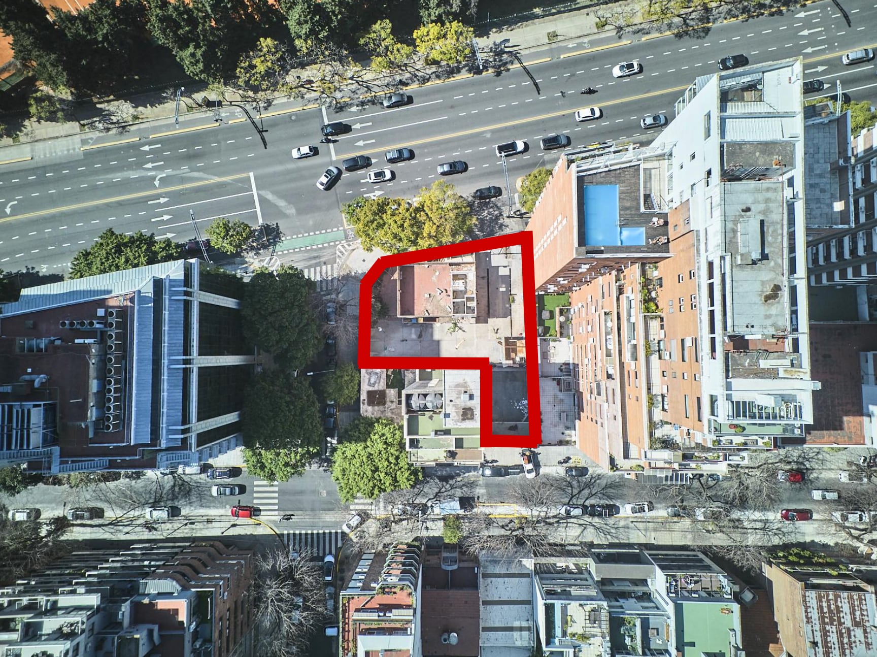 Vista aérea del predio de 655 m², con frentes a Libertador, Jaramillo y Arribeños (Toribio Achaval)